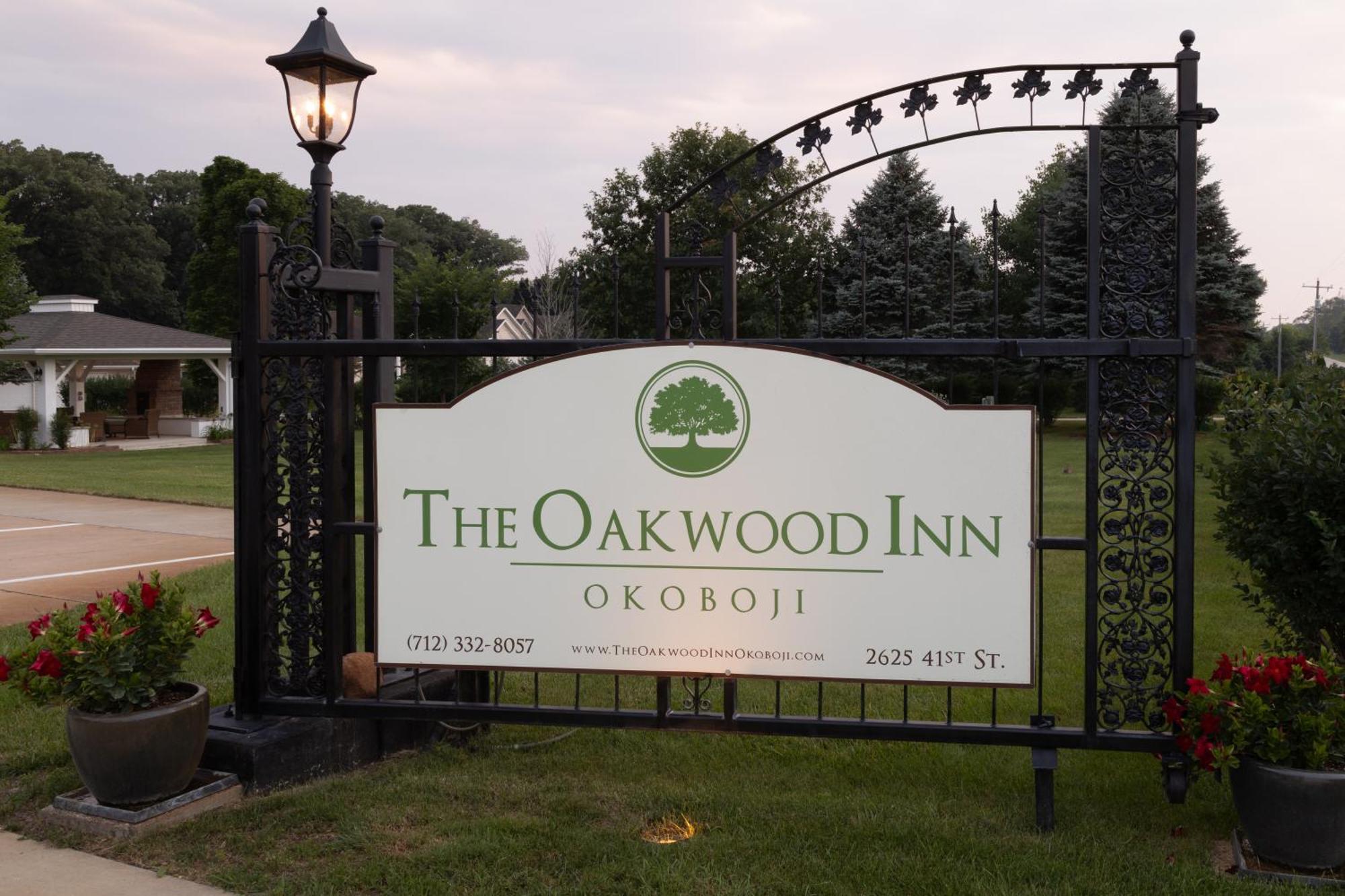 The Oakwood Inn Okoboji Extérieur photo