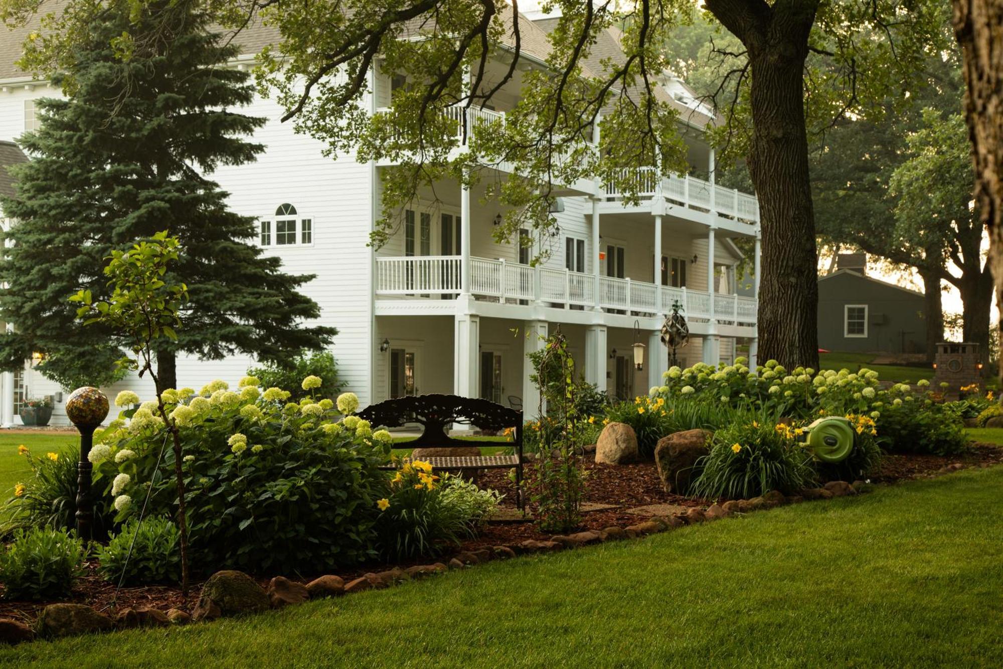 The Oakwood Inn Okoboji Extérieur photo