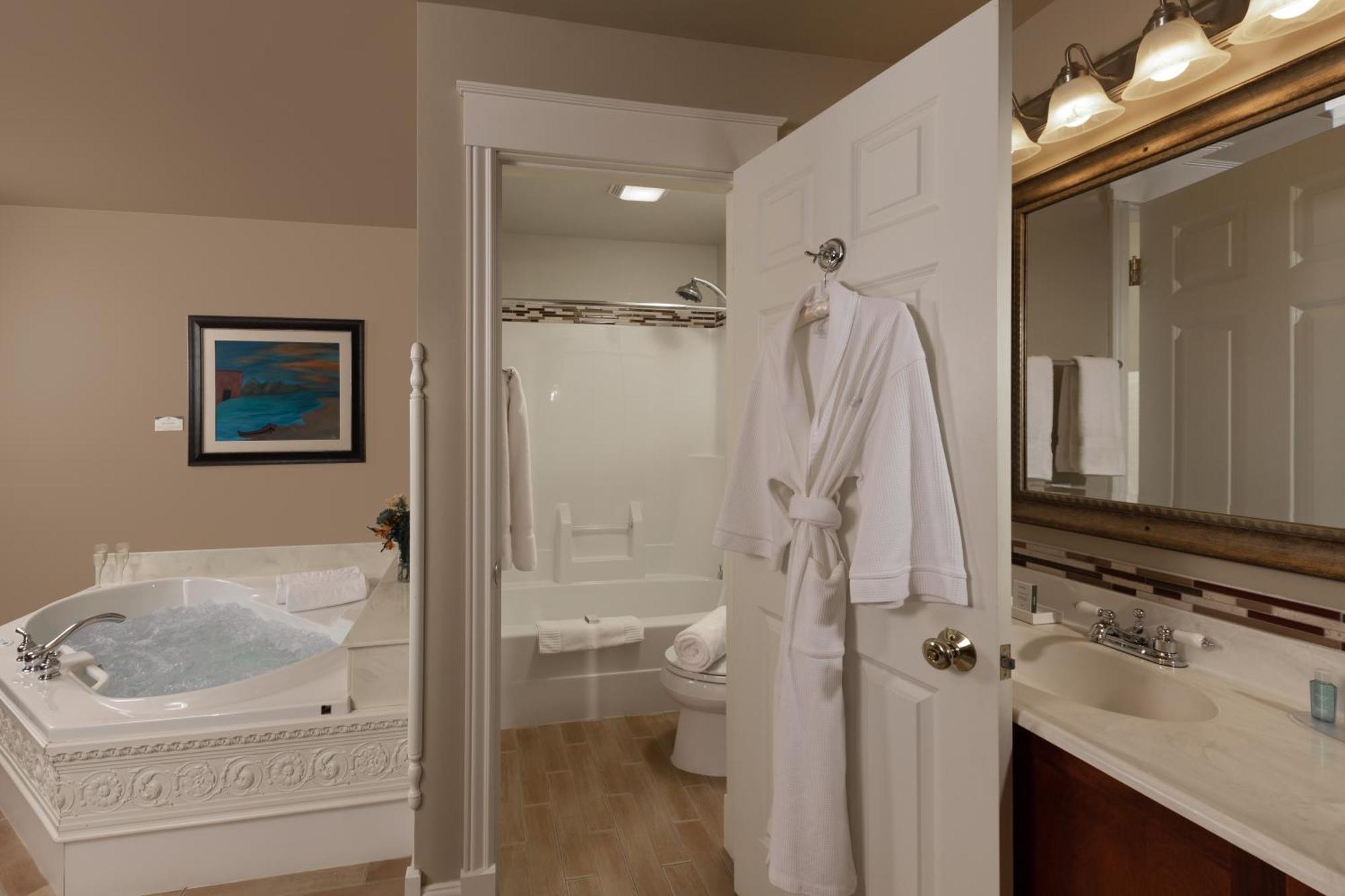 The Oakwood Inn Okoboji Extérieur photo