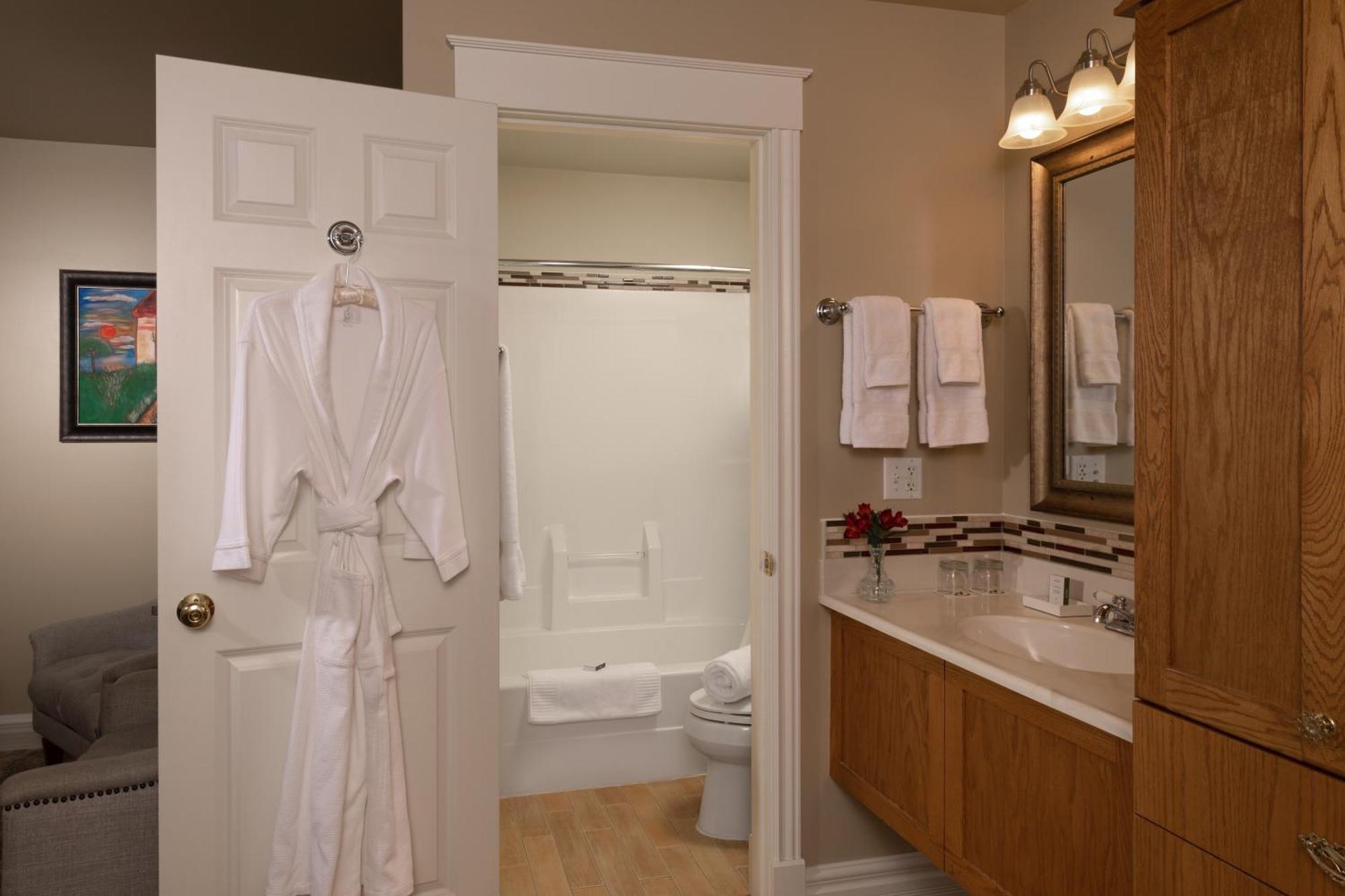 The Oakwood Inn Okoboji Extérieur photo