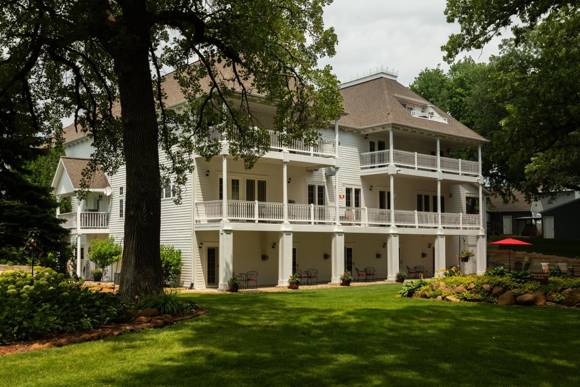 The Oakwood Inn Okoboji Extérieur photo